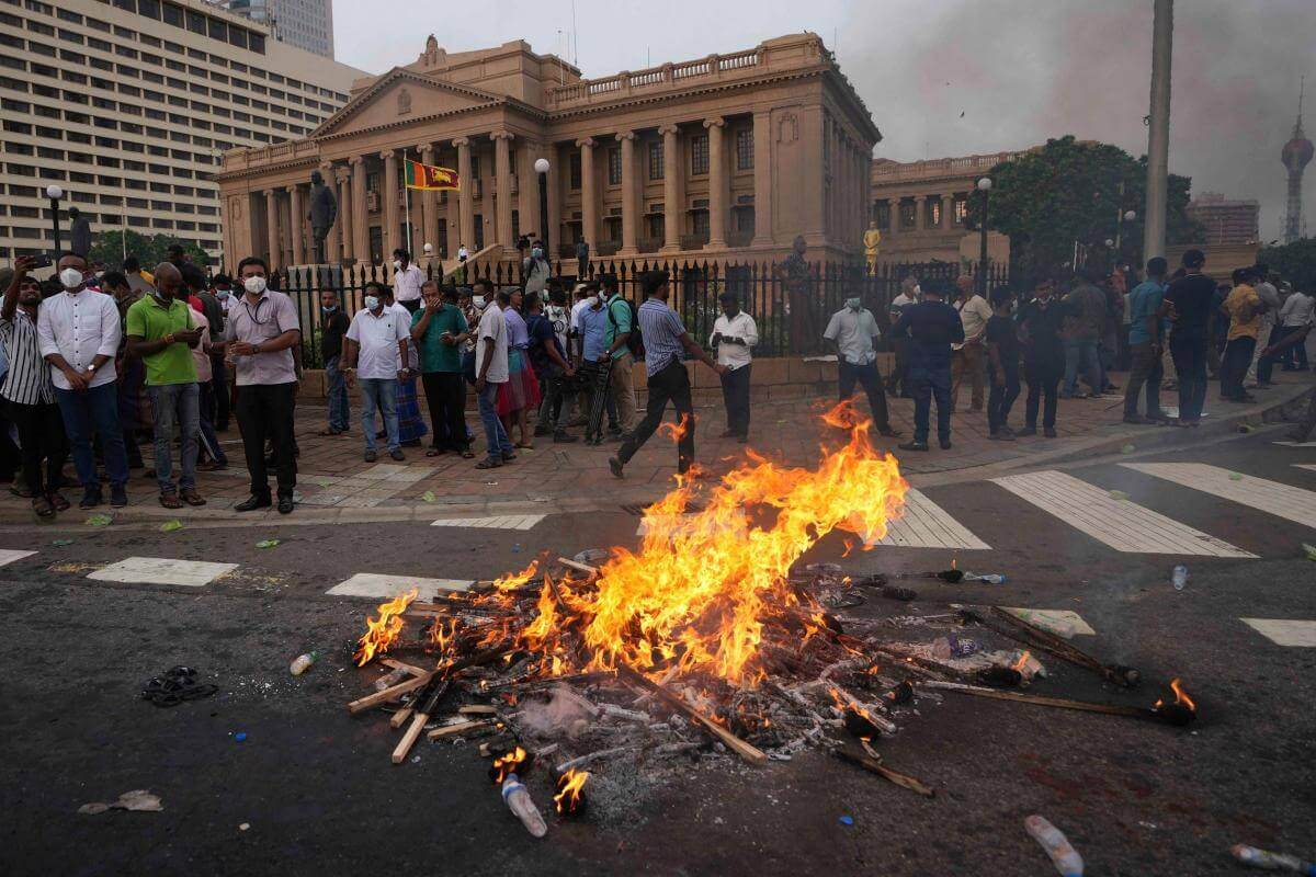 Sri Lanka: Thousands Demand Resignation of “Evil” Rajapaksa Gov’t Amid Severe Shortages