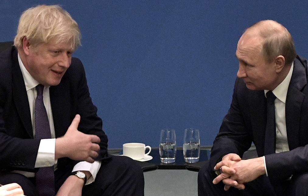 UK Prime Minister Boris Johnson (L) with Russian President Vladimir Putin.