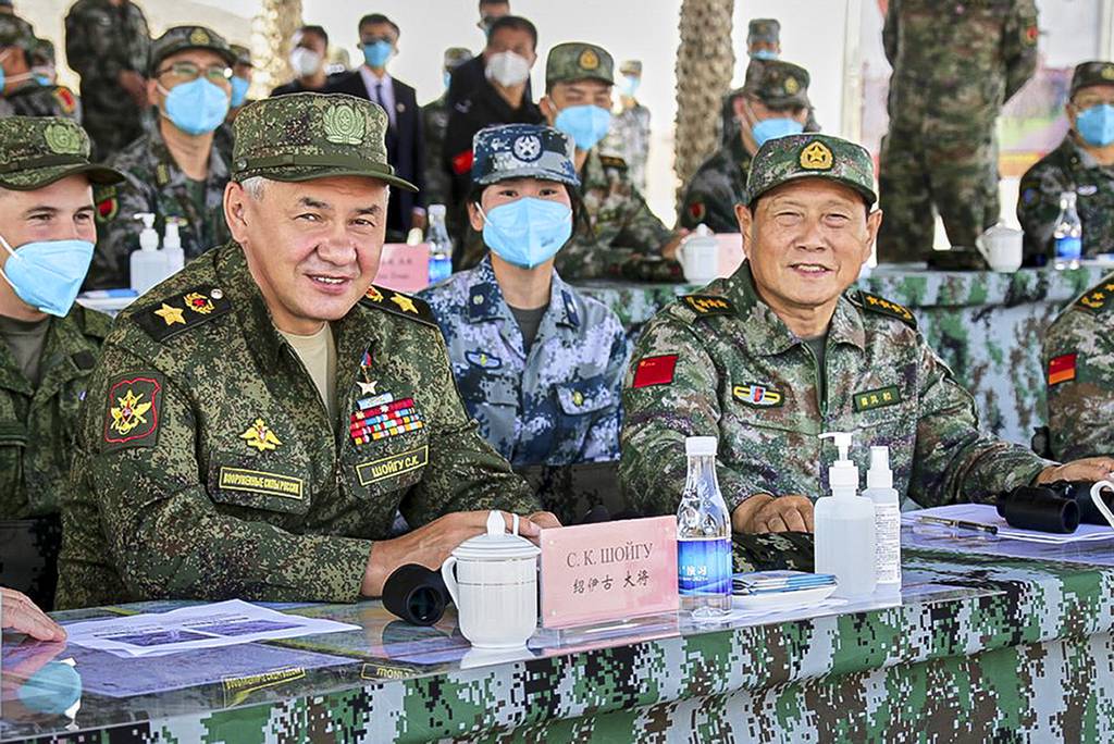 Russian Defence Minister Sergei Shoigu (L) with Chinese Defense Minister Wei Fenghe